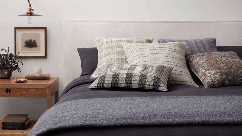 Here’s How to Expertly Style Throw Pillows