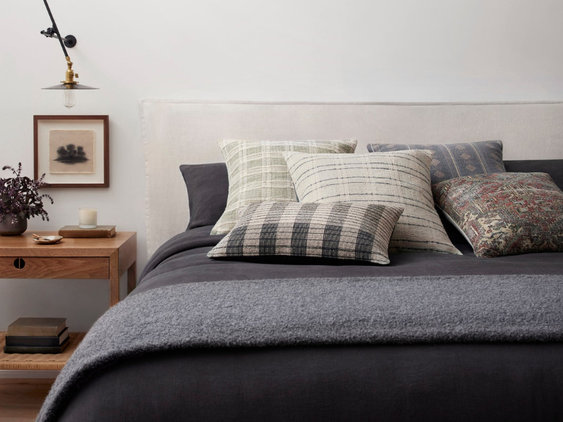 Here’s How to Expertly Style Throw Pillows